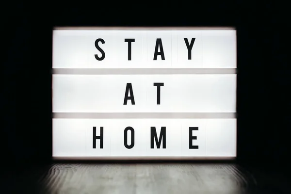 Detailní Záběr Světelné Skříňky Textem Stay Home Černém Pozadí Zůstaňte — Stock fotografie