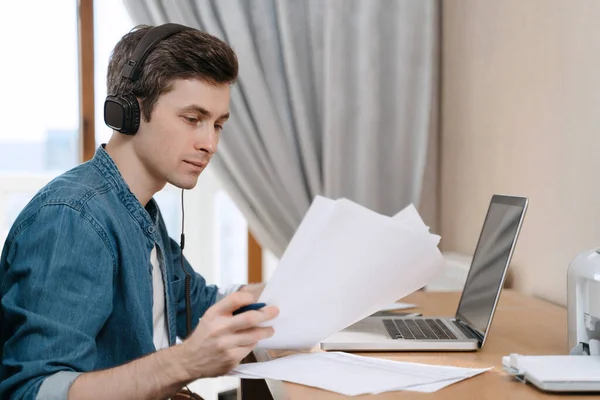 Student Bär Hörlurar Studera Online Med Skype Lärare Glad Ung — Stockfoto