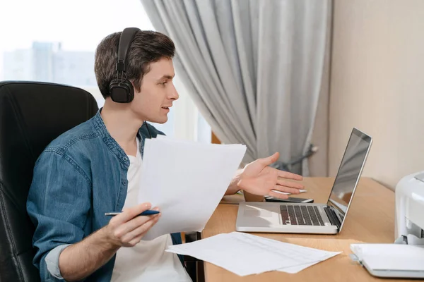 Jovem Empresário Usando Fones Ouvido Segurando Videochamada Com Clientes Laptop — Fotografia de Stock