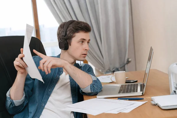 Jonge Freelancer Hoofdtelefoons Die Een Videoconferentie Houden Werkresultaten Bespreken Kerel — Stockfoto