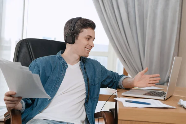 Freelancer Feliz Com Fones Ouvido Tendo Teleconferência Escritório Casa Segurando — Fotografia de Stock