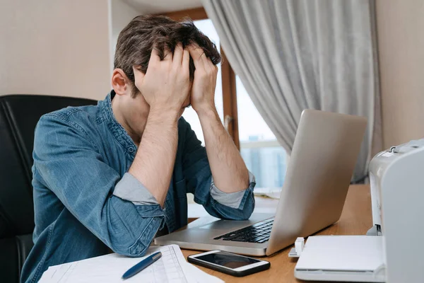 Moe Gestresste Jongeman Zittend Achter Laptop Gefrustreerd Door Problemen Studiefalen — Stockfoto