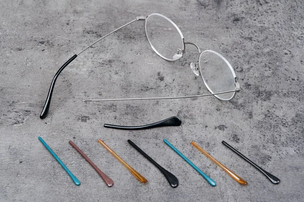 Detailní Záběr Brýlí Ležících Stole Mnoha Chrámy Různé Barvy Tvaru — Stock fotografie