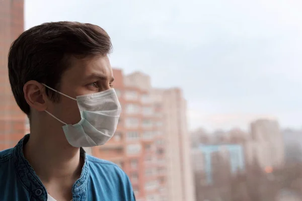 Jonge Overstuur Man Met Medisch Masker Die Isolatie Thuis Blijft — Stockfoto