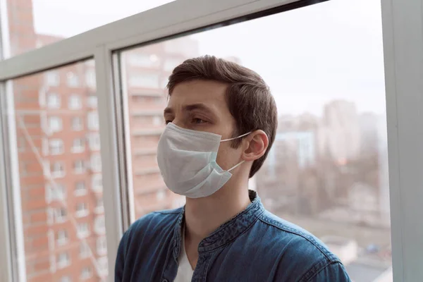 Portret Van Een Jongeman Geïnfecteerd Met Het Coronavirus Met Gezichtsmasker — Stockfoto