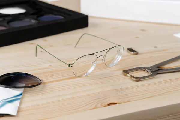 Brýle Speciální Kleště Opravu Brýlových Obrouček Ležících Stole Optické Dílně — Stock fotografie