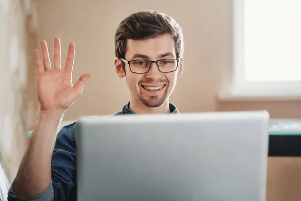 Jovem Europeu Alegre Fazendo Gesto Olá Webcâmera Durante Conferência Line — Fotografia de Stock