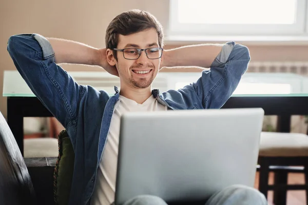 Feliz Freelancer Gafas Usando Laptop Para Trabajo Remoto Mientras Está — Foto de Stock