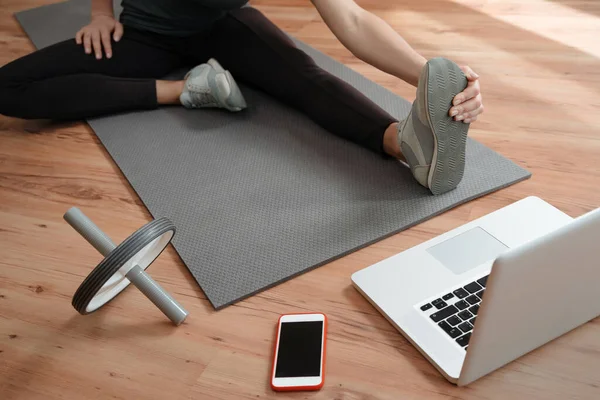 Unga Kvinnor Sportkläder Tittar Online Yoga Eller Träning Lektion Laptop — Stockfoto