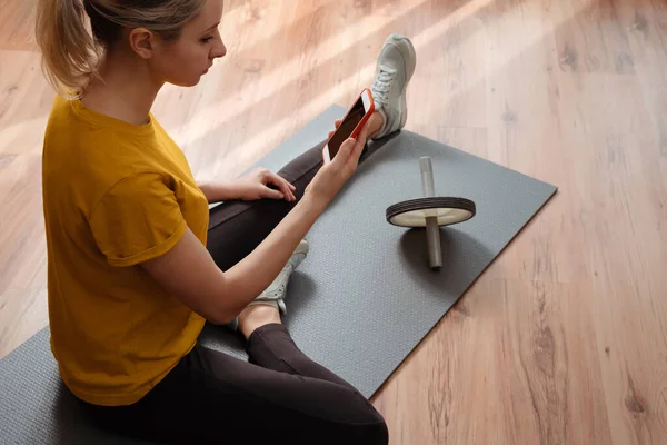 Ajuste Mujer Joven Sentada Una Alfombra Ejercicio Suelo Sala Estar — Foto de Stock