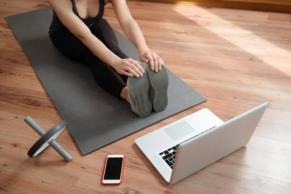 Fitness Tränare Som Undervisar Yoga Online Workout Tränare Demonstrerar Stretching — Stockfoto