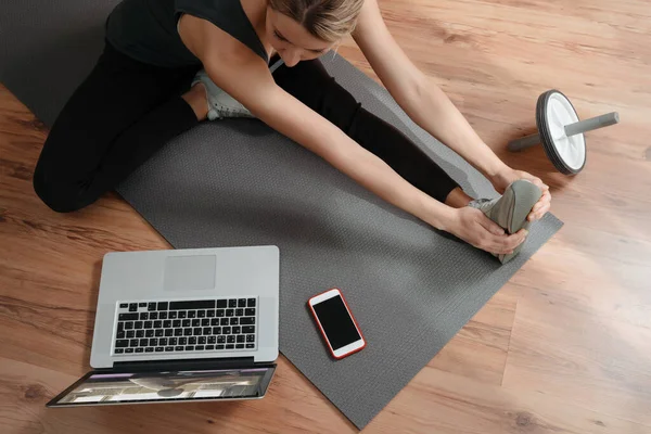 Mujer Caucásica Joven Haciendo Ejercicio Línea Ejercicios Repetición Entrenamiento Línea — Foto de Stock