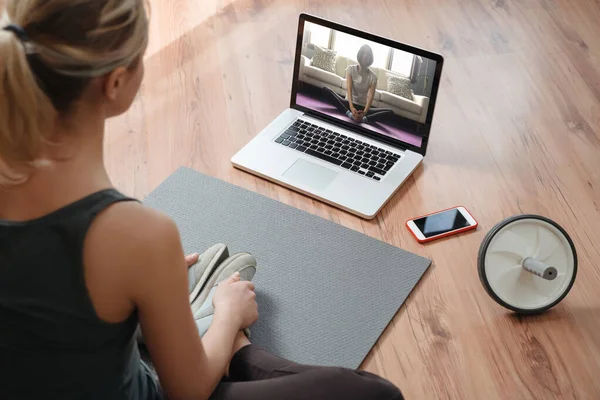 Yoga Lärare Som Bedriver Virtuell Klass Hemma Videokonferens Ung Vacker — Stockfoto