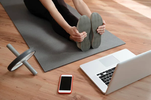 Vista Una Mujer Conduciendo Una Clase Fitness Virtual Casa Una — Foto de Stock