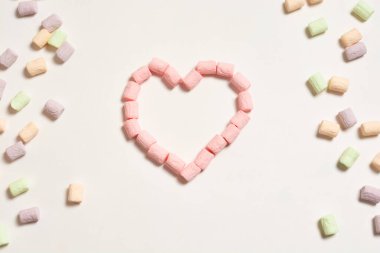 Yumuşak kalp lokum pembe şekerden yapılmıştır