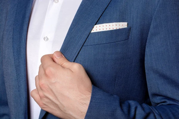 Man hand van zakenman houden van de rand van zijn klassieke blauwe blazer — Stockfoto