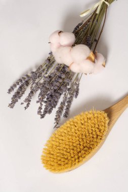 Etkili bir anti-selülit masajı ve bir buket lavanta ve pamuk için doğal kaktüs kıllarıyla kuru fırça.