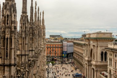 Katedral 'in yan manzarası, Duomo di Milan. Katedralin çatısı. Açılış ormanı, tepe noktaları ve kuleler.