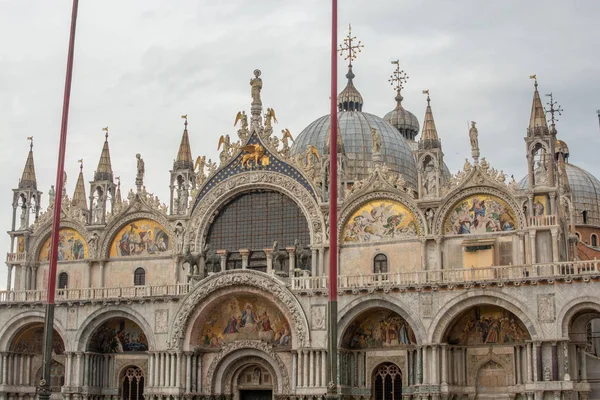 Vista frontal de la fachada de la Catedral de Venecia - Basílica de San Marcos —  Fotos de Stock