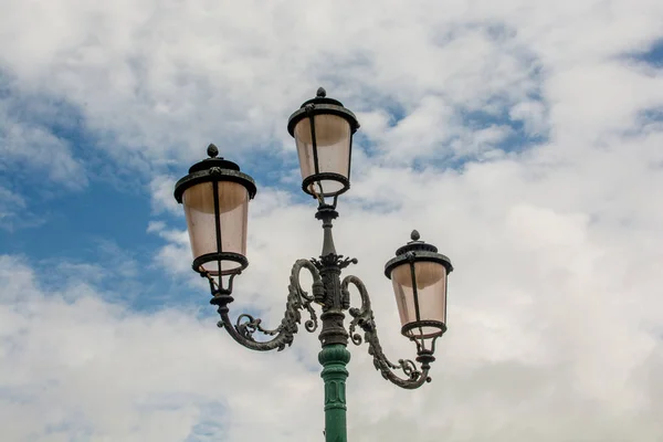 Venise lampes rétro à l'ancienne en cuivre et verre rose avec ciel bleu nuageux sur le fond — Photo