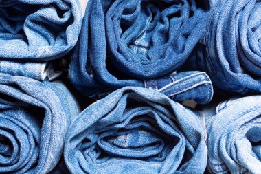 Klasik mavi, çivit mavisi, lacivert renkli kot rulo şeklinde.