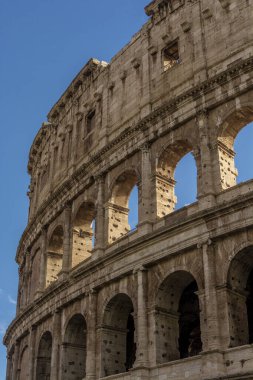 İtalya 'nın Roma kentindeki dünyaca ünlü Colosseum' un yan görünüşü
