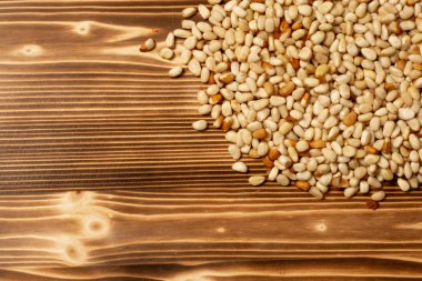 Ahşap arka planda doğal sedir çam fıstıklarının üst görüntüsü