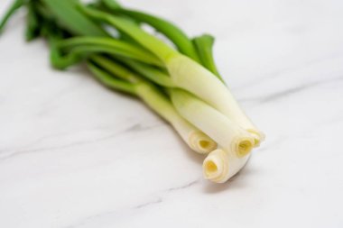 Bir demet yeşil soğanın makro görüntüsü. Soğuk algınlığı ve diğer hastalıklara karşı geleneksel doğal tıp