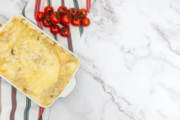 Lasanha italiana tradicional com carne picada Molho bolonhês servido em placa de forno com espaço de cópia para o seu texto — Fotografia de Stock