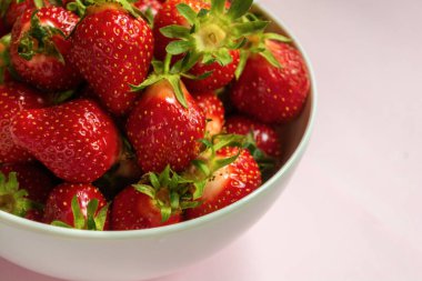 Beyaz kasede taze doğal çilek manzarası.