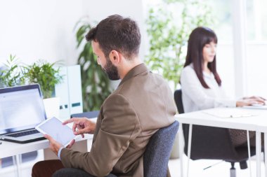 ofiste çalışan kadın ve erkek