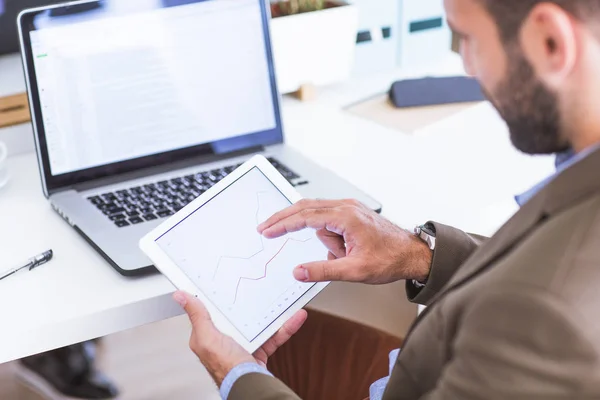 Uomo che lavora in ufficio — Foto Stock