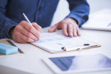 Ofiste çalışan adam.