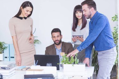 Ofiste çalışan kadın ve erkek