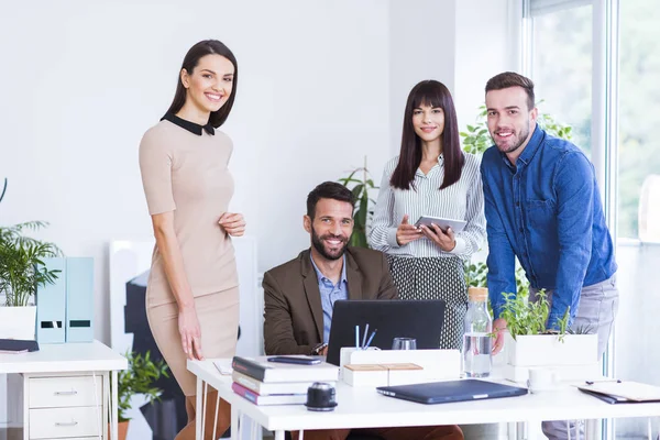 Mannen en vrouwen werken in Office — Stockfoto