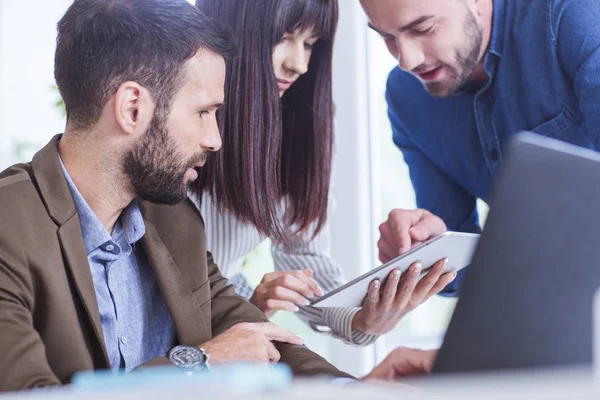 Uomini e donne che lavorano in ufficio — Foto Stock