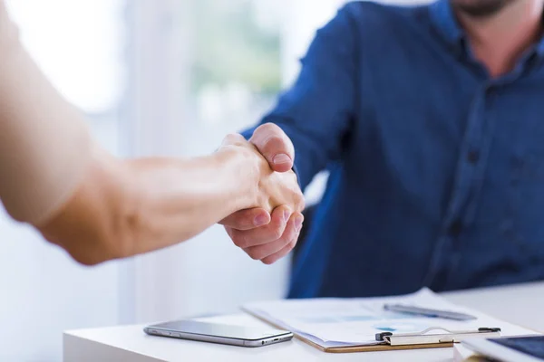 Homem trabalhando no escritório — Fotografia de Stock