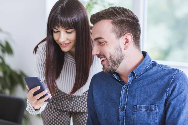 Kvinna och Man arbetar på kontor — Stockfoto