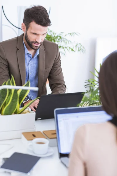 Uomo e donna che lavorano in ufficio — Foto Stock