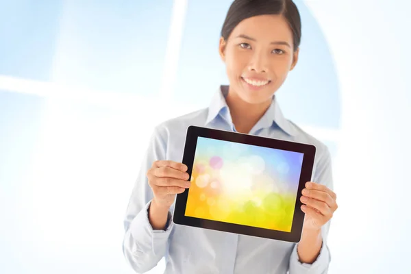 Sorridente asiatico donna holding un tablet — Foto Stock