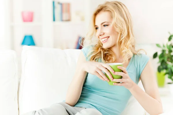 Mujer sonriente bebiendo té —  Fotos de Stock