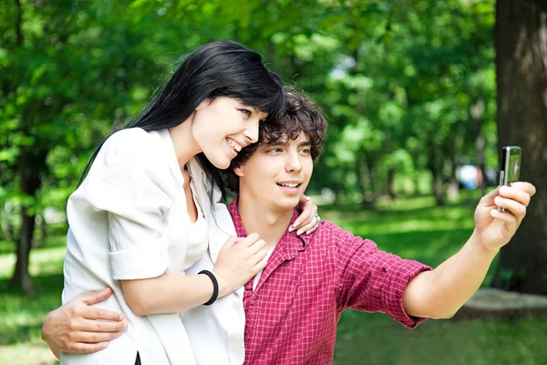 Casal Caucasiano Fazendo uma Selfie — Fotografia de Stock