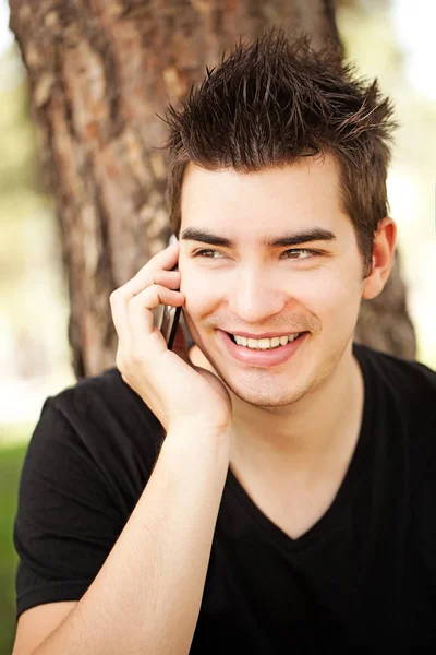 Sorrindo homem fazendo um telefonema — Fotografia de Stock