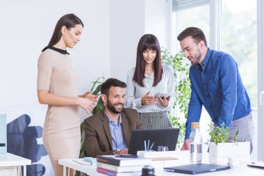 ofiste çalışan takım