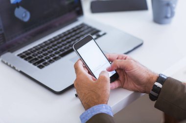 Ofiste çalışan adam.