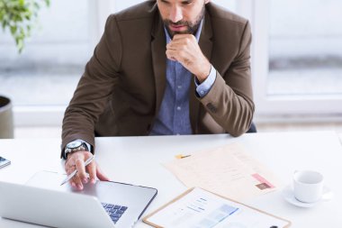 Ofiste çalışan adam.