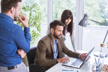 ofiste çalışan takım