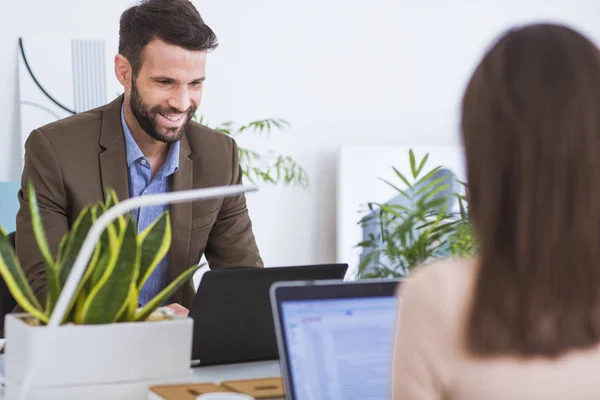 Man och kvinna som arbetar på kontor — Stockfoto