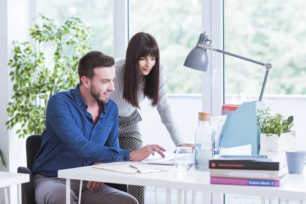 Mann und Frau im Büro — Stockfoto