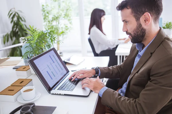 Uomo e donna che lavorano in ufficio — Foto Stock